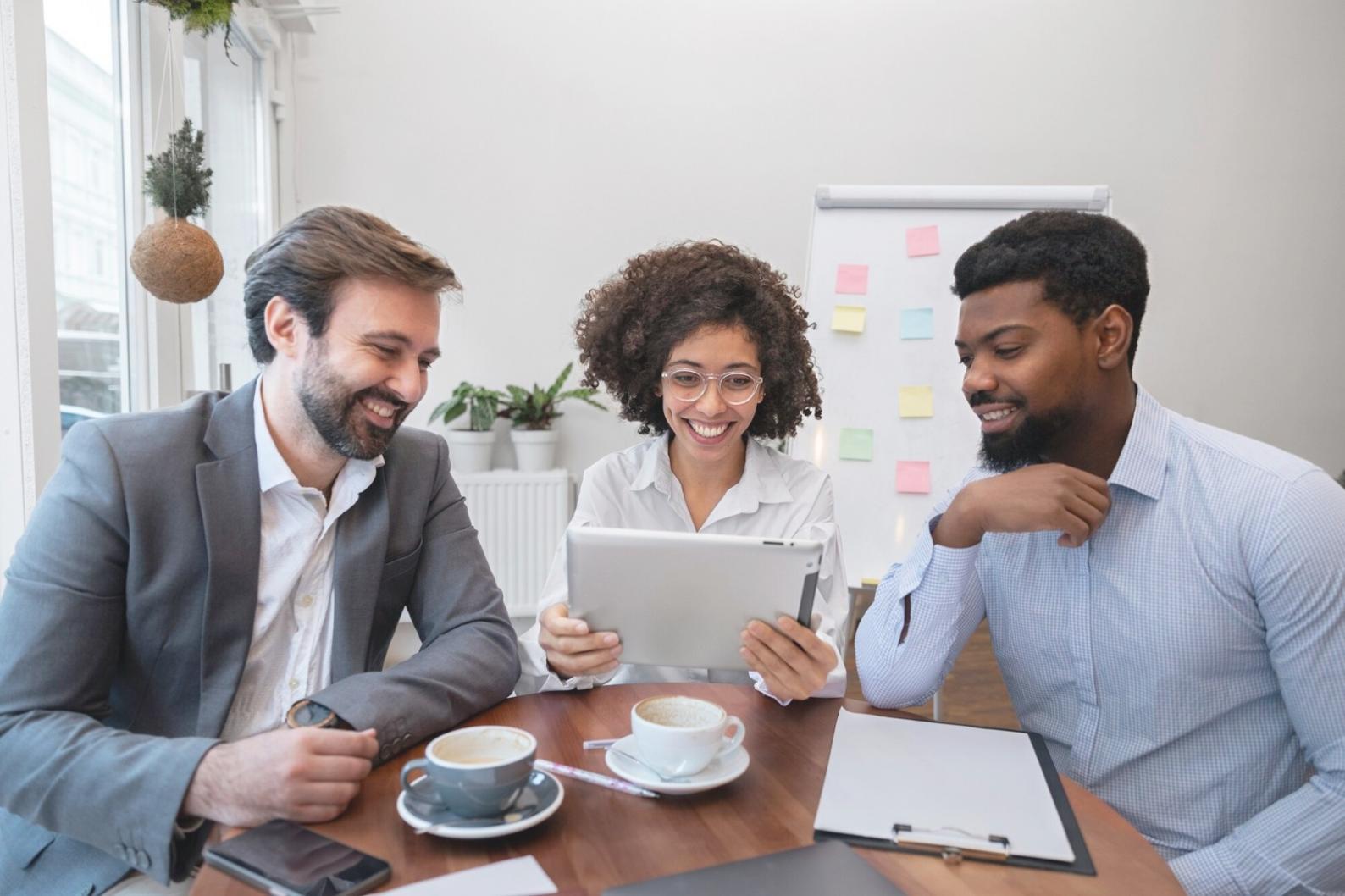 Análisis de métricas financieras en pantalla