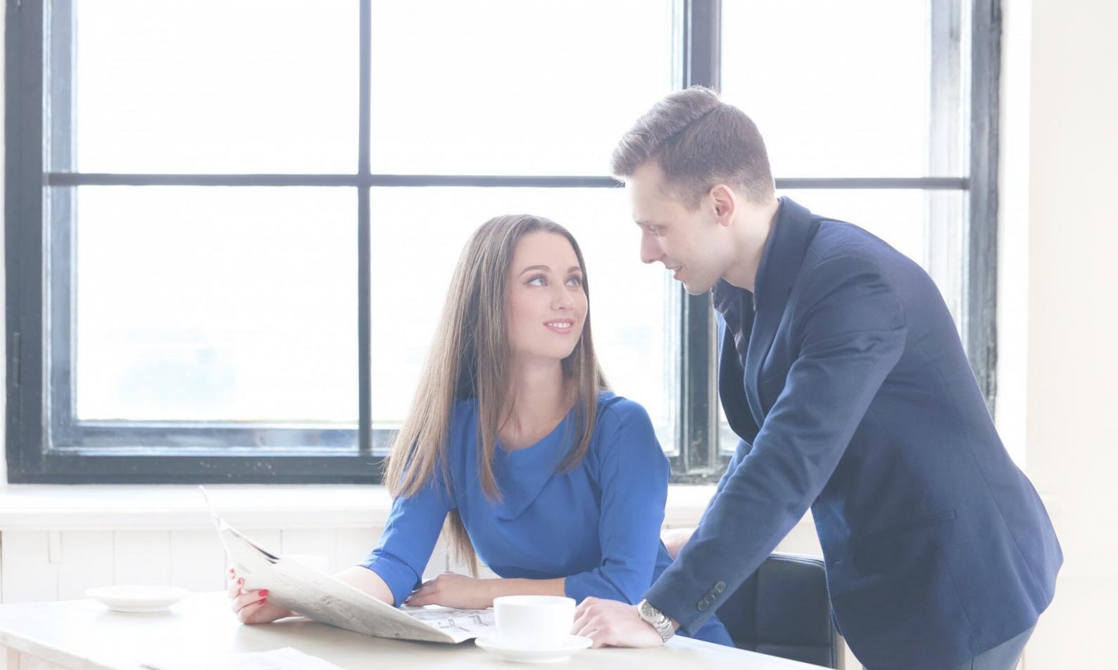 Equipo trabajando en proyecciones económicas